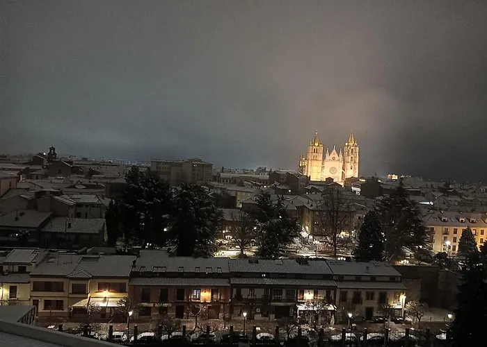 Pleno Centro Nuevo Parking Apartment Leon
